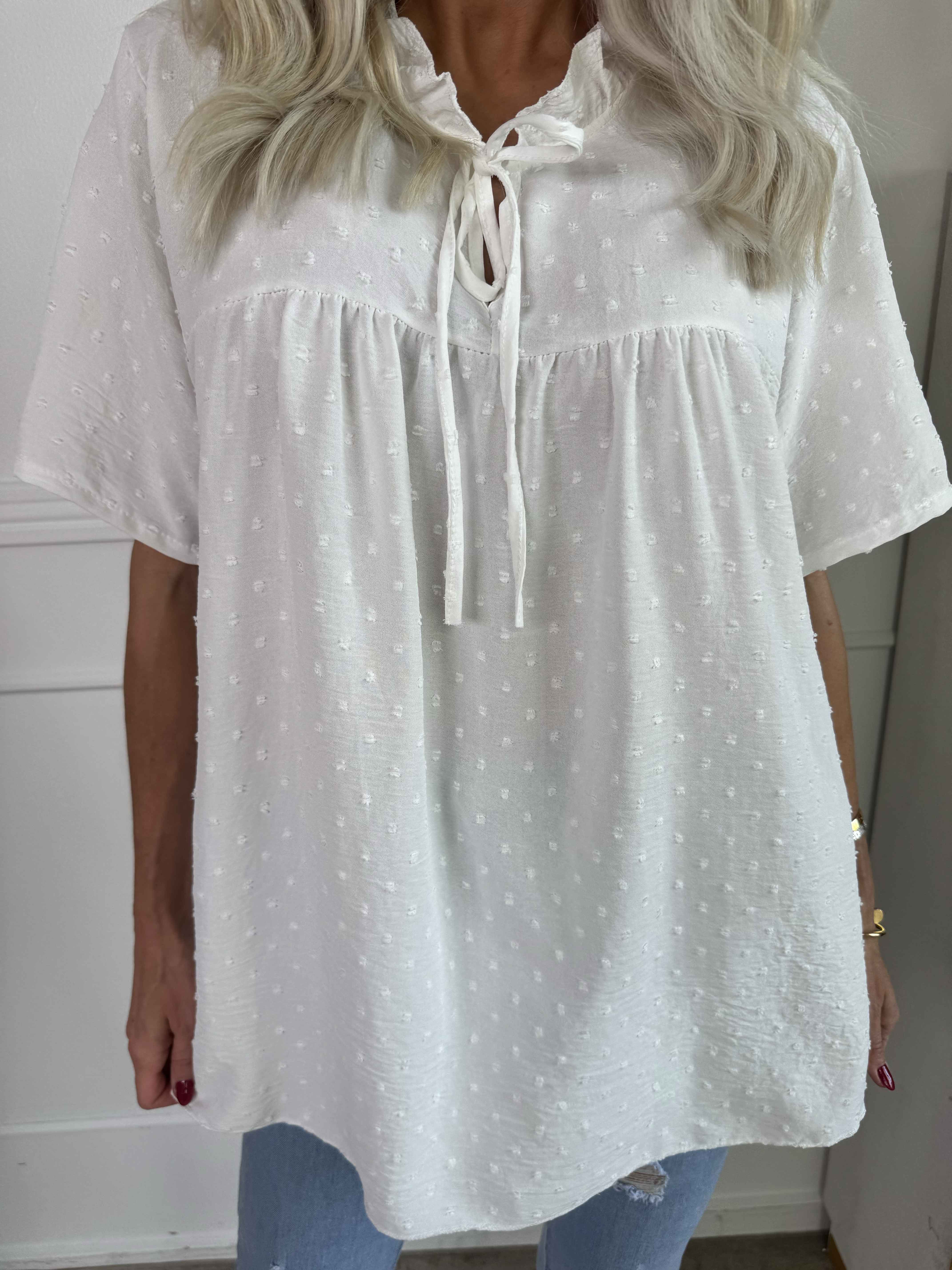 Bloom - Sød tunika med flæsekant og sløjfe